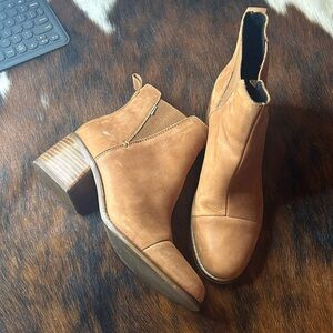 Tom’s women’s Esme tan booties